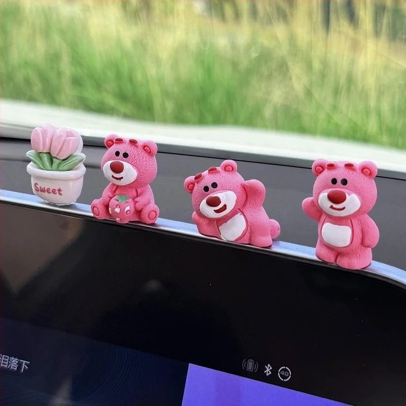 Ornament interior auto – ursuleț desen animat în formă de căpșună, din rășină, pentru decorarea bordului