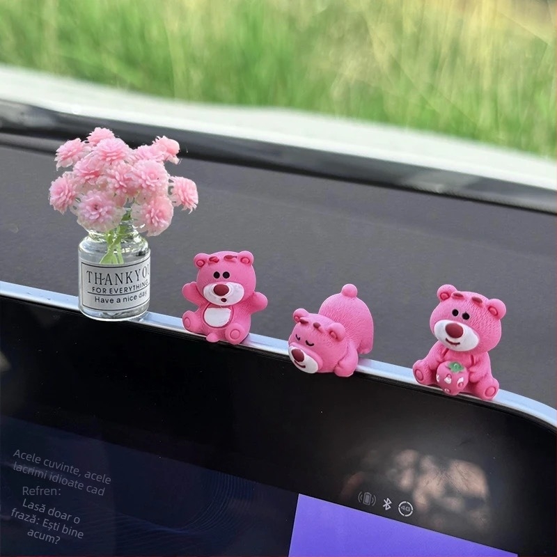 Ornament interior auto – ursuleț desen animat în formă de căpșună, din rășină, pentru decorarea bordului