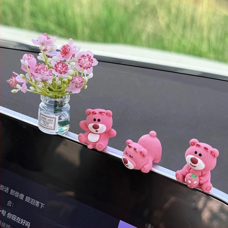 Ornament interior auto – ursuleț desen animat în formă de căpșună, din rășină, pentru decorarea bordului