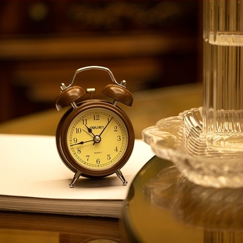 Ceas deșteptător Deli 9024: mâini luminoase, funcționare silențioasă; afișaj analog cu cifre, mișcare mecanică, alimentare cu baterie