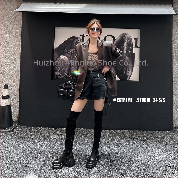 Cizme peste genunchi, din velur, talpă din cauciuc, vârf rotund, fermoar pe lateral