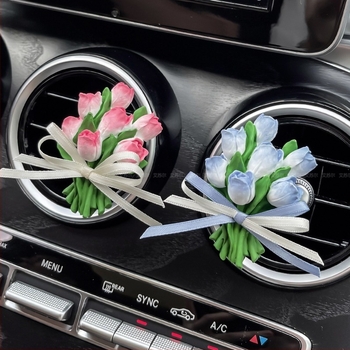 Piatră difuzor auto cu design floral, aromă musk și ylang-ylang, conținut net 5–10 ml, fixare prin clips la ieșirea de aer, timp de evaporare 1–15 zile