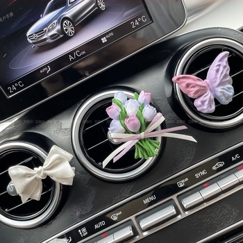 Piatră difuzor auto cu design floral, aromă musk și ylang-ylang, conținut net 5–10 ml, fixare prin clips la ieșirea de aer, timp de evaporare 1–15 zile