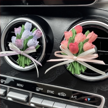 Piatră difuzor auto cu design floral, aromă musk și ylang-ylang, conținut net 5–10 ml, fixare prin clips la ieșirea de aer, timp de evaporare 1–15 zile