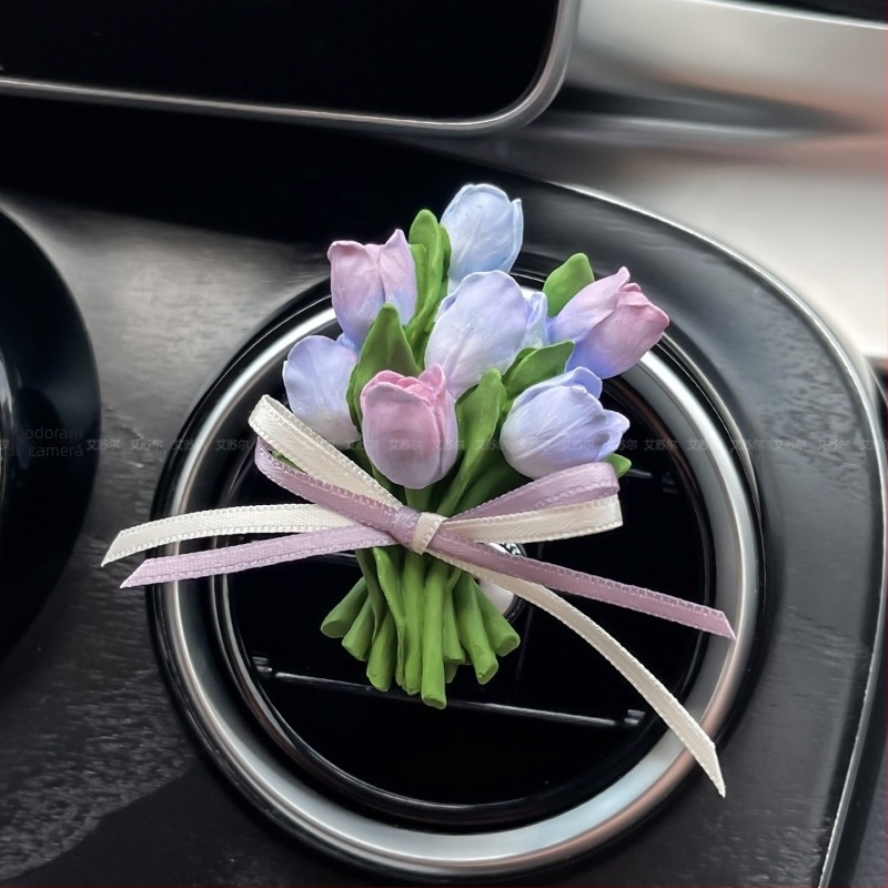 Piatră difuzor auto cu design floral, aromă musk și ylang-ylang, conținut net 5–10 ml, fixare prin clips la ieșirea de aer, timp de evaporare 1–15 zile