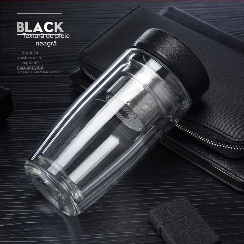 Pahar din sticlă borosilicat cu pereți dubli, rezistent la temperaturi înalte, destinat utilizării auto; potrivit pentru ceai; design simplu, fără mâner sau capac; finisaj sablat.