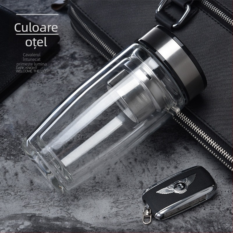 Pahar din sticlă borosilicat cu pereți dubli, rezistent la temperaturi înalte, destinat utilizării auto; potrivit pentru ceai; design simplu, fără mâner sau capac; finisaj sablat.