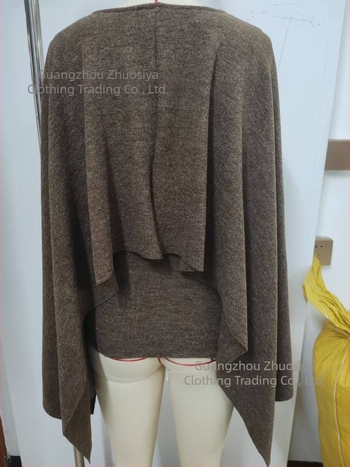 Pulover tricotat cu glugă, croială lejeră, guler rotund, material poliester 30–50%, lungime 50–65 cm