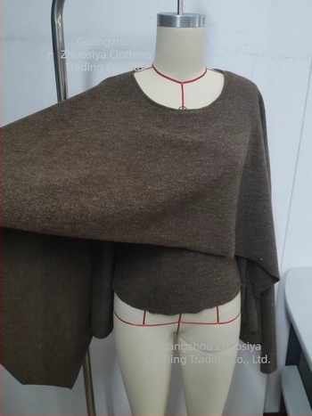 Pulover tricotat cu glugă, croială lejeră, guler rotund, material poliester 30–50%, lungime 50–65 cm