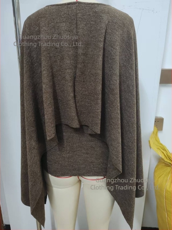 Pulover tricotat cu glugă, croială lejeră, guler rotund, material poliester 30–50%, lungime 50–65 cm