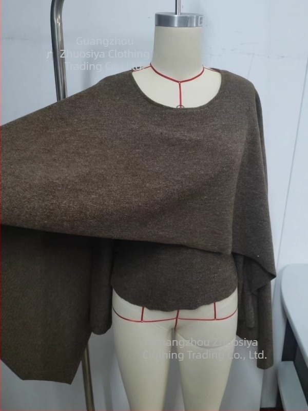 Pulover tricotat cu glugă, croială lejeră, guler rotund, material poliester 30–50%, lungime 50–65 cm