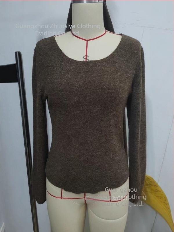 Pulover tricotat cu glugă, croială lejeră, guler rotund, material poliester 30–50%, lungime 50–65 cm