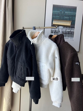 Geacă damă din lână de miel, cu guler înălțat, închidere cu fermoar, guler din blană artificială și broderie 3D