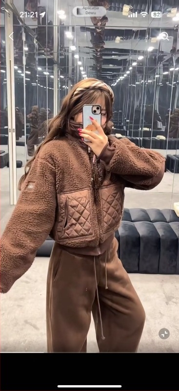 Geacă damă din lână de miel, cu guler înălțat, închidere cu fermoar, guler din blană artificială și broderie 3D