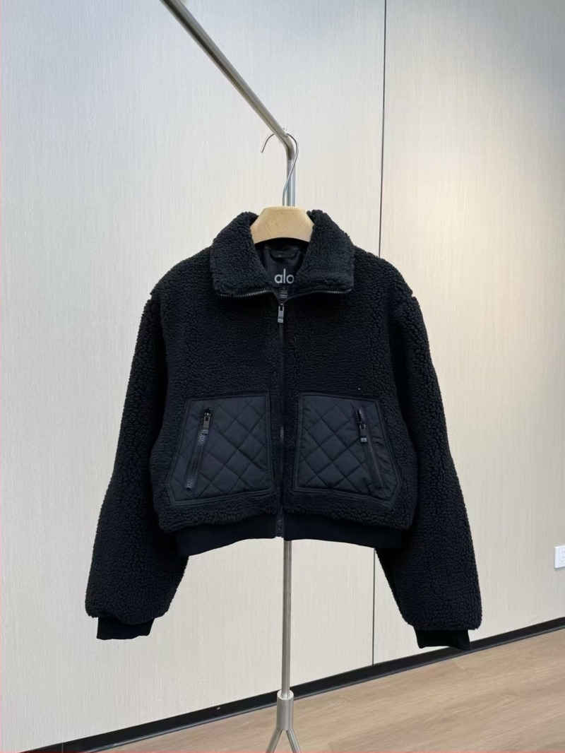 Geacă damă din lână de miel, cu guler înălțat, închidere cu fermoar, guler din blană artificială și broderie 3D