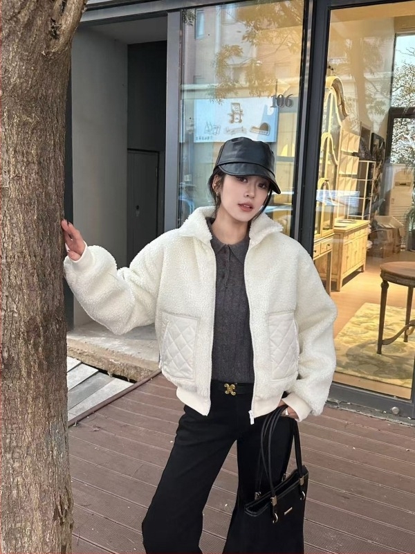 Geacă damă din poliester, groasă, tricotată manual, guler înalt și fermoar