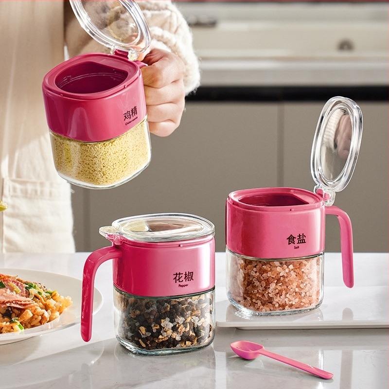 Recipient din sticlă pentru condimente, cu capac basculant și linguriță, pentru condimente solide.