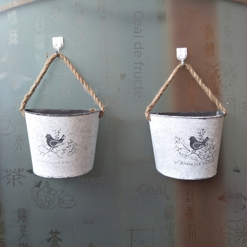 Material: Fier forjat; Galeata pentru perete pentru flori și coș suspendat – decor de perete pentru grădină și balcon, stil pastoral; durabil, nu se deformează ușor, economisește apă și rezistent la secetă