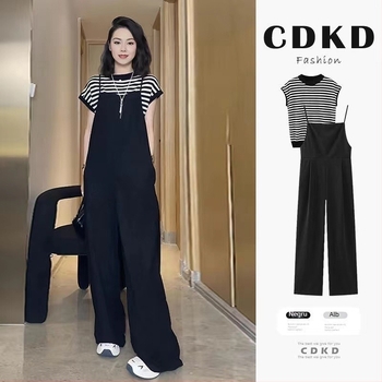 Set din două piese: top cu dungi și pantaloni evazați; material acrilic 95%+; finisaj spălare cu acid manganic; lansare primăvară 2025; stil urban elegant pentru mers zilnic