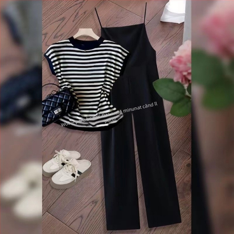 Set din două piese: top cu dungi și pantaloni evazați; material acrilic 95%+; finisaj spălare cu acid manganic; lansare primăvară 2025; stil urban elegant pentru mers zilnic