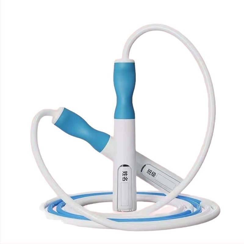 Coardă de sărit cu mișcare oscilatorie stânga-dreapta, rezistentă la vânt, versiunea 1.0, destinată orelor de educație fizică ale elevilor, ușor de folosit, durabilă, cu etichetă de nume și husă de depozitare