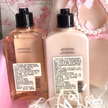 Sakura gel de duș și loțiune hidratantă pentru corp – set de baie cu hidratare și parfum de durată