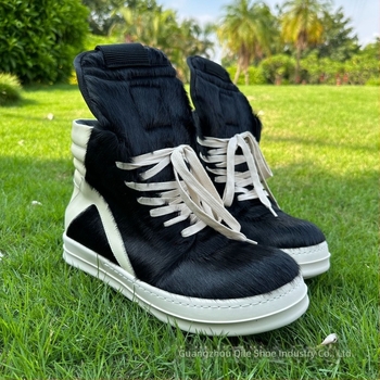 Adidași înalți unisex, partea superioară din păr de cal și piele de vită, talpă din cauciuc cu grosimea 3,5 cm, branț din piele naturală, vârf rotund