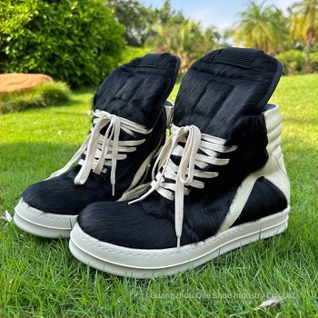 Adidași înalți unisex, partea superioară din păr de cal și piele de vită, talpă din cauciuc cu grosimea 3,5 cm, branț din piele naturală, vârf rotund