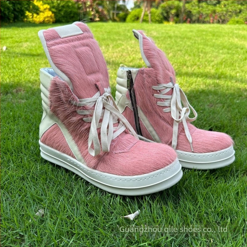 Adidași înalți unisex, partea superioară din păr de cal și piele de vită, talpă din cauciuc cu grosimea 3,5 cm, branț din piele naturală, vârf rotund