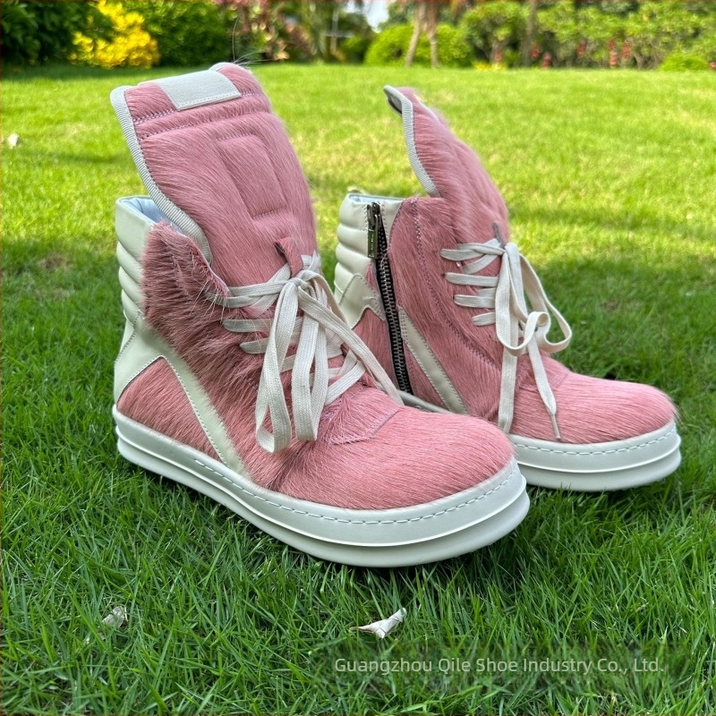 Adidași înalți unisex, partea superioară din păr de cal și piele de vită, talpă din cauciuc cu grosimea 3,5 cm, branț din piele naturală, vârf rotund