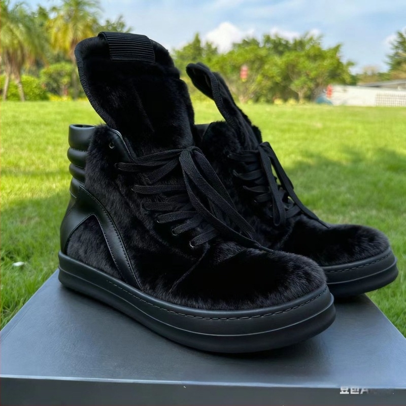 Adidași înalți unisex, partea superioară din păr de cal și piele de vită, talpă din cauciuc cu grosimea 3,5 cm, branț din piele naturală, vârf rotund