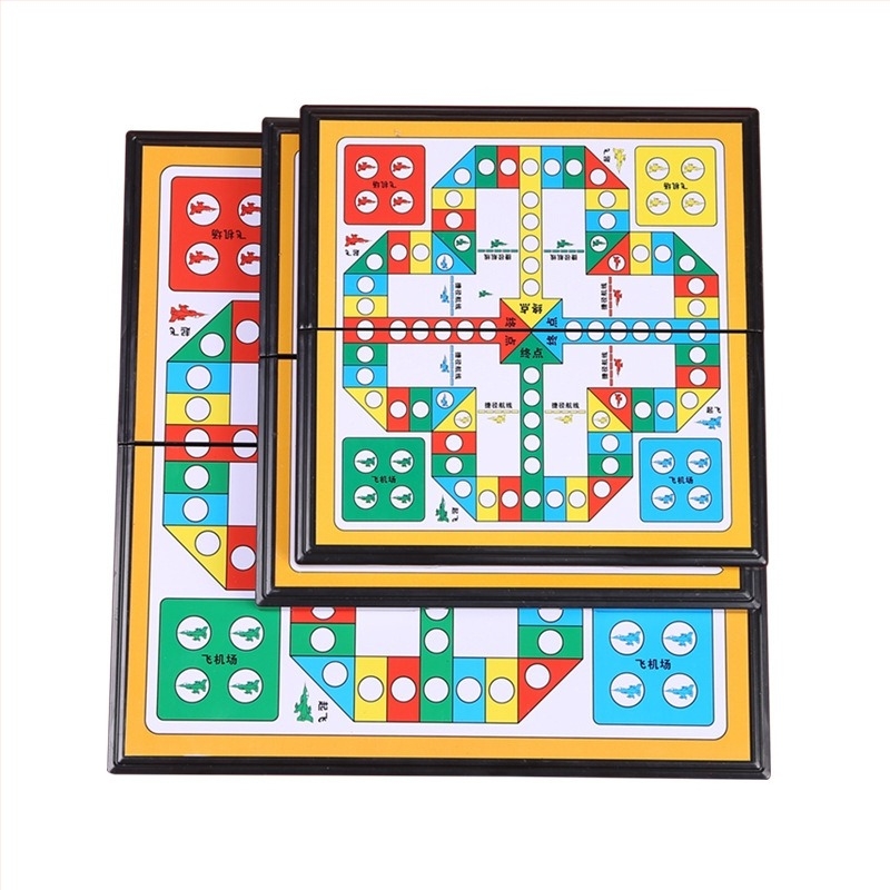 Șah magnetic zburător – tablă pliabilă portabilă, suprafață imprimată gravură, piese magnetice, jucărie educativă pentru copii 7–14 ani