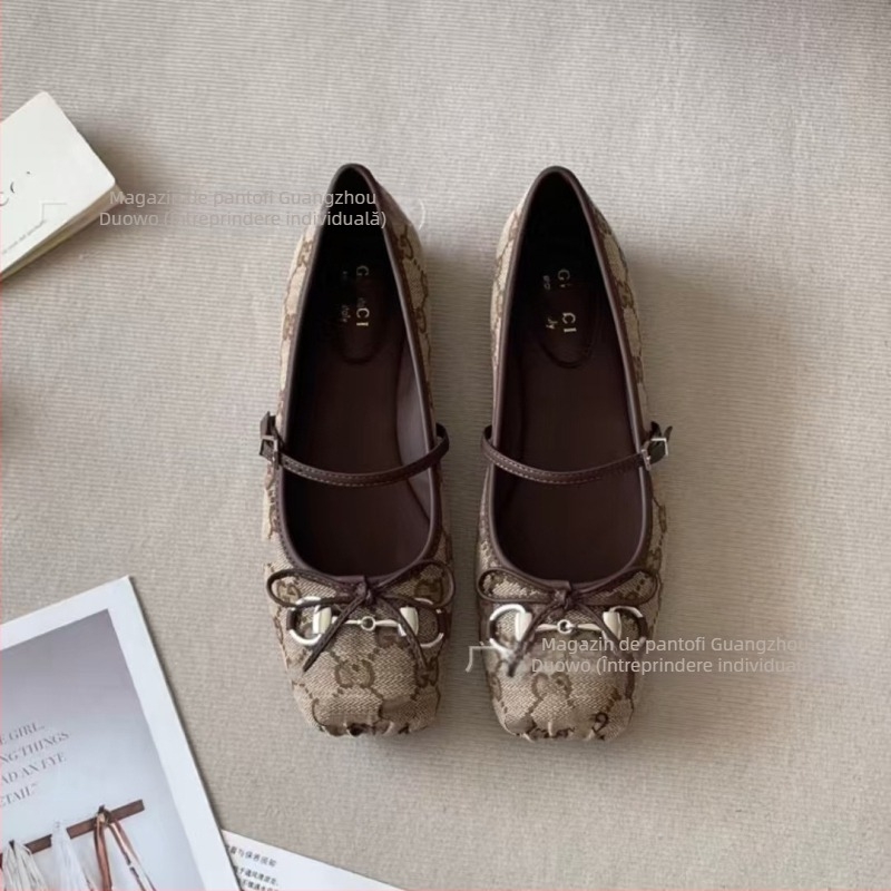 Balerini cu partea superioară din canvas, vârf rotund, șiret în față, talpă din cauciuc, toc mic 1–3 cm