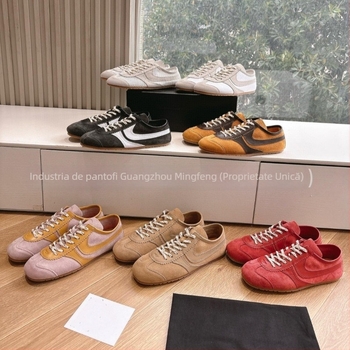 Pantofi sport dama din velur: partea superioară din piele de vițel de calitate primă + piele artificială + țesătură; vârf rotund; șireturi; talpă din cauciuc; branț din lână de oaie