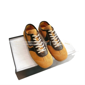 Pantofi sport dama din velur: partea superioară din piele de vițel de calitate primă + piele artificială + țesătură; vârf rotund; șireturi; talpă din cauciuc; branț din lână de oaie