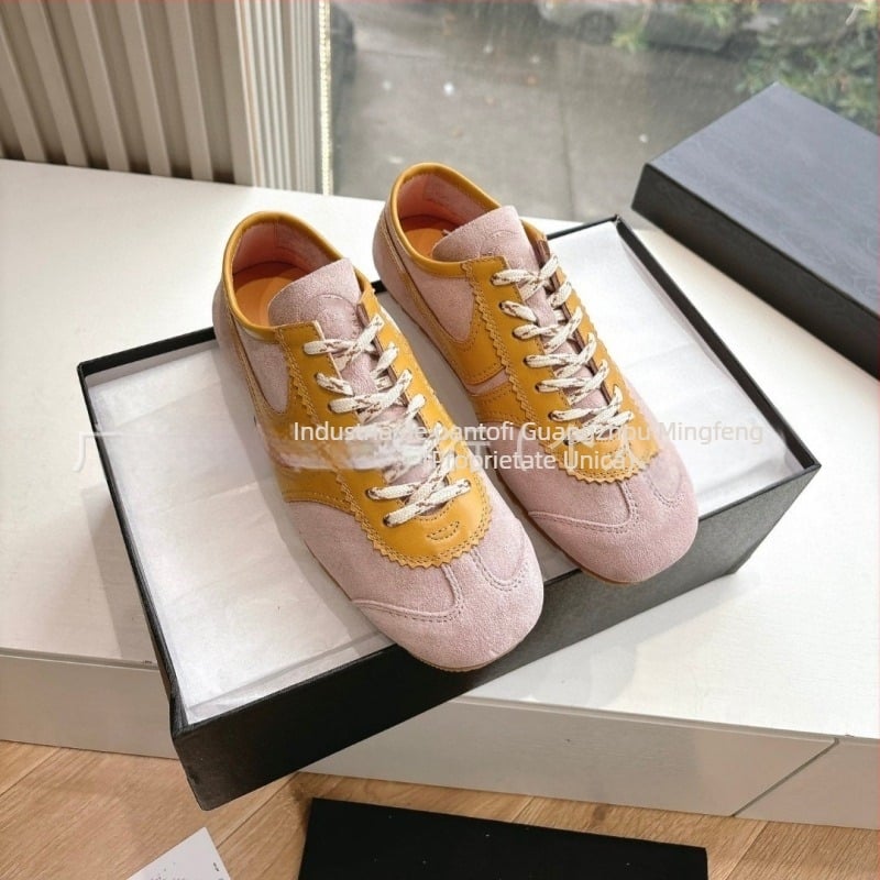 Pantofi sport dama din velur: partea superioară din piele de vițel de calitate primă + piele artificială + țesătură; vârf rotund; șireturi; talpă din cauciuc; branț din lână de oaie