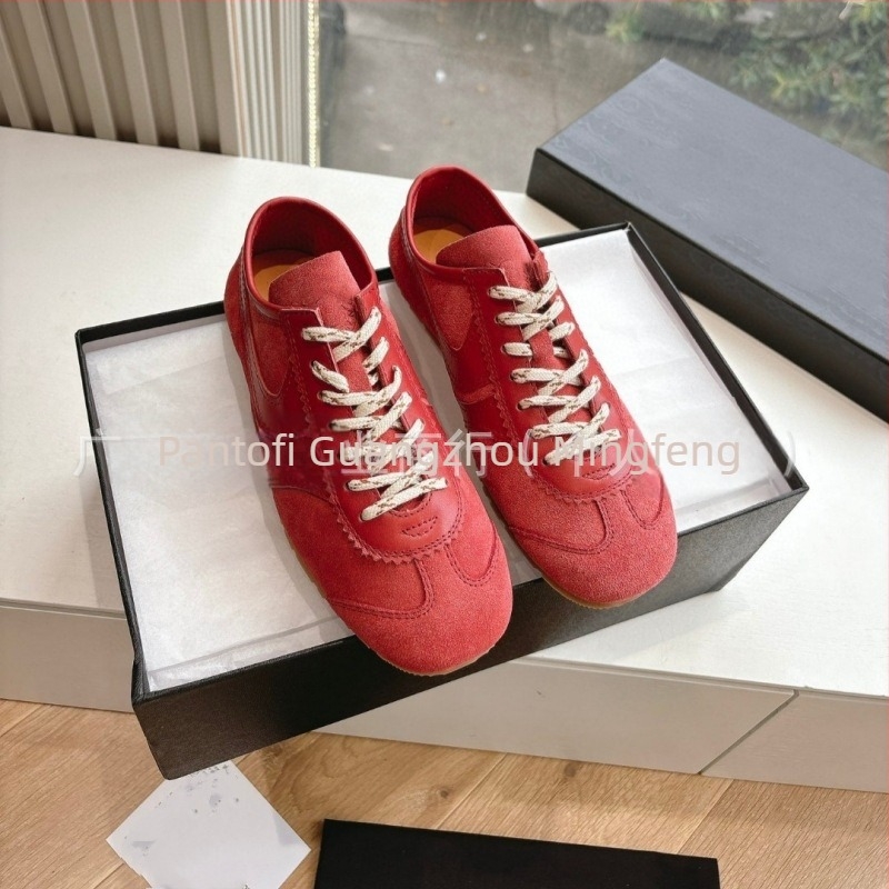 Pantofi sport dama din velur: partea superioară din piele de vițel de calitate primă + piele artificială + țesătură; vârf rotund; șireturi; talpă din cauciuc; branț din lână de oaie