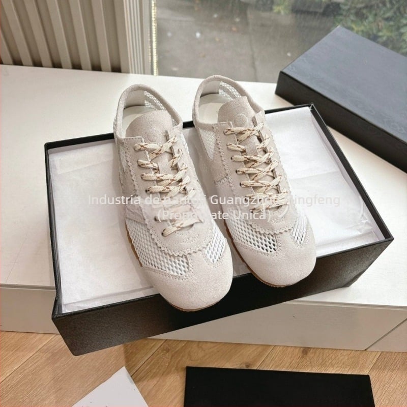 Pantofi sport dama din velur: partea superioară din piele de vițel de calitate primă + piele artificială + țesătură; vârf rotund; șireturi; talpă din cauciuc; branț din lână de oaie