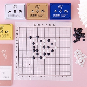 Set Gomoku cu piese, pentru vârsta 7–14 ani; construcție din plastic; potrivit pentru utilizare acasă.