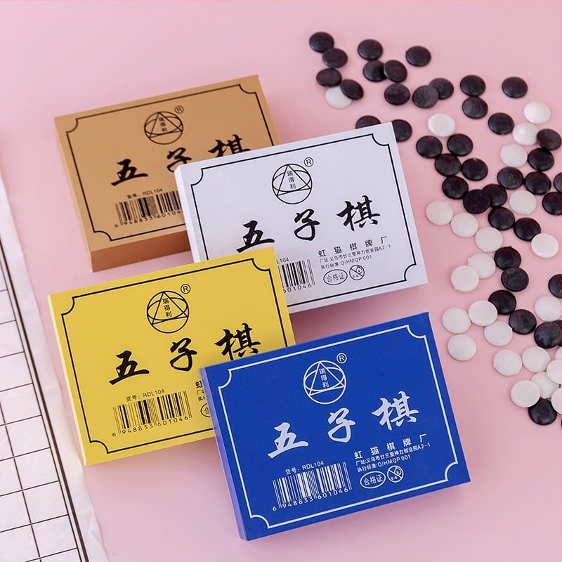 Set Gomoku cu piese, pentru vârsta 7–14 ani; construcție din plastic; potrivit pentru utilizare acasă.