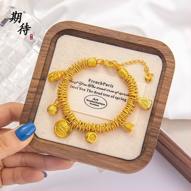 Brățară plătată cu aur pentru femei, design geometric, podoabă de mână, lansare primăvara 2025.