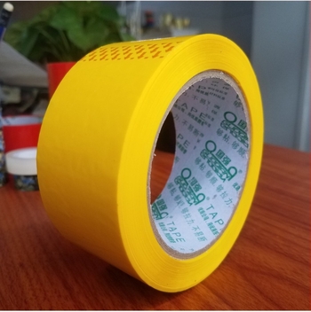 Bandă de ambalare; material de bază: film Bopp; adeziv: lipici; grosime film: 44 µm; rezistență la temperatură: până la 100°C; suprafața poate fi scrisă.