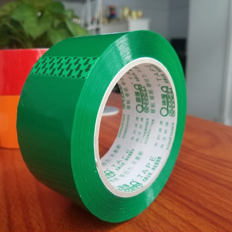 Bandă de ambalare; material de bază: film Bopp; adeziv: lipici; grosime film: 44 µm; rezistență la temperatură: până la 100°C; suprafața poate fi scrisă.