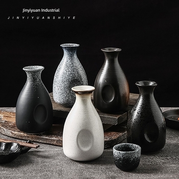 Set de sake din porțelan în stil japonez, format dintr-un pot și patru cești, cinci piese, design modern minimalist, cu logo imprimat