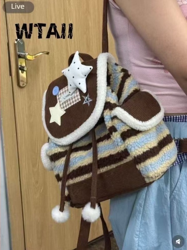 Ghiozdan din poliester, lansare vară 2024, închidere cu fermoar, buzunar interior cu fermoar, buzunar exterior tip patch