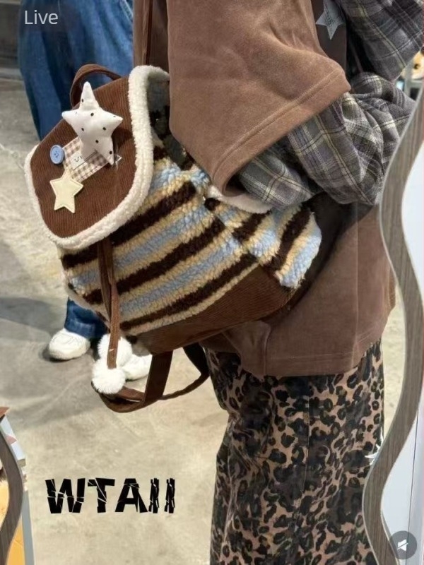 Ghiozdan din poliester, lansare vară 2024, închidere cu fermoar, buzunar interior cu fermoar, buzunar exterior tip patch