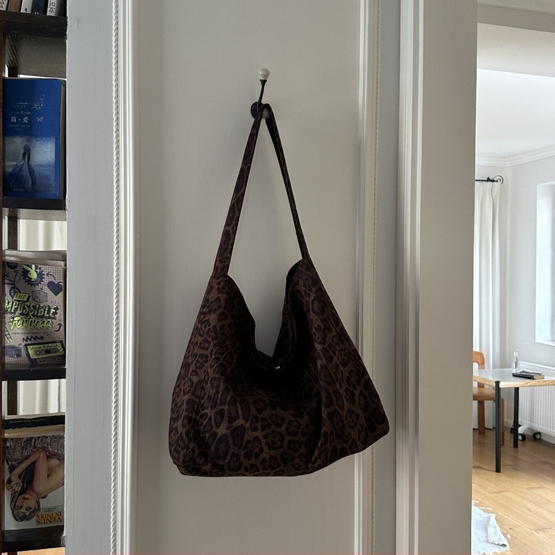 Geantă crossbody din velur pluș cu imprimeu leopard, capacitate mare, formă orizontală pătrată