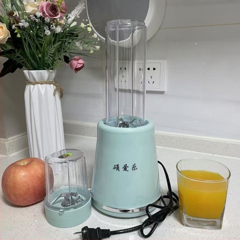 Storcător de fructe mini portabil pentru bucătărie, procesor de fructe și sucuri, capacitate sub 1 L, tensiune ≤ 36 V, viteză motor ≤ 10.000 rpm, lamă de amestec: 1, cu lame de amestecare duble, control mecanic