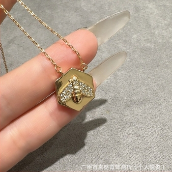 Colier cu pandantiv insignă de albină, din cupru, placare electro, lanț clavicular, pandantiv din aliaj, stil lux lejer