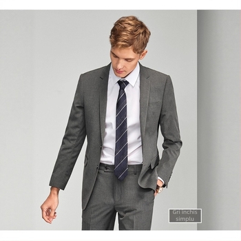 Costum bărbătească, stil de afaceri, croială Slim, guler îngust (<7 cm), închiderea cu nasturi pe un rând, material principal 67.2% poliester, 30.5% vâscoză, 2.3% elastan, tratament anti-călcare